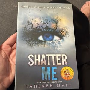 Shatter Me book written by Tahereh Mafi